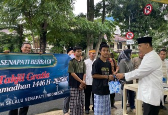 Ketua Senapati Jakarta Raya (SJR) Rosidi saat berbagi Takjil kepada kaum Dhuafa/warga sekitar di lokasi cucian mobil SJR Jl. Pelepah Raya (Depan Bulog) Kelapa Gading Jakarta Utara, Sabtu (22/3/2025).