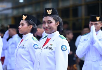Murid Papua Kibarkan Bendera Merah Putih 