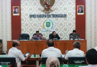 Situasi rapat dengar pendapat Komisi I DRPD Kabupaten Trenggalek, Senin (1732025).