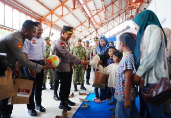 Kapolri saat meninjau langsung Posko Kesehatan Polri dan sejumlah fasilitas pelayanan publik yang tersedia Stasiun Semarang Tawang, Minggu (21/12/2025).