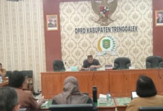 Suasana rapat kerja Bapemperda DPRD Kabupaten Trenggalek bersama tim asistensi Pemkab di Aula DPRD, Selasa (1062025).