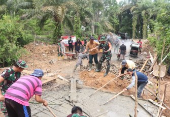 Dansatgas Kolonel Inf. Widi Rahman mengarahkan satgas TMMD memastikan konstruksi pembuatan plat duiker berjalan baik dan hasilnya maksimal.