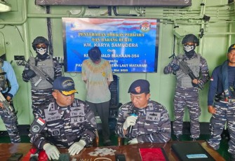 KRI Oswald Siahaan-354 Tangkap Kapal Ikan AKB Positif Bawa Sabu