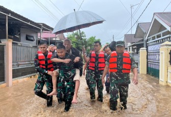 TNI Turun Tangan Evakuasi Warga di Kelurahan Bungo Pasang dan Aia Pacah, Kecamatan Koto Tangah, Kota Padang, Kamis (27/11/2025).