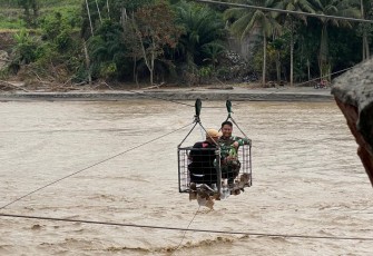 Prajurit TNI Turun Langsung Bangun Jembatan Bailey