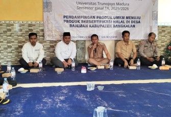 Mahasiswa Universitas Trunojoyo Madura melakukan pendampingan sertifikasi produk halal ke 47 pelaku UMKM di Desa Bajeman