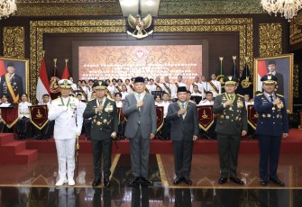 Wakasal Sematkan Tanda Kehormatan Bintang Jalasena Utama Kepada Menhan dan Kepala BIN