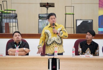 Wakil Menteri Transmigrasi Viva Yoga Mauladi saat memberi materi dalam Latihan Kader Ikatan Pelajar Muhammadiyah (IPM) Tingkat Nasional yang dikemas dalam Parlemen Pelajar 2025, di Depok, 26/4/2025. 