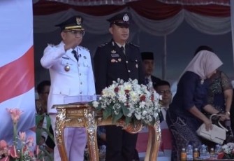 Wakil Walikota Bitung Randito Maringka saat memberikan penghormatan pada penurunan bendera merah putih.