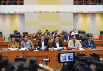 Wakil Ketua DPR RI Sufmi Dasco Ahmad bersama Pimpinan Komisi I dan perwakilan delapan fraksi saat menggelar konferensi pers terkait revisi UU TNI di Gedung Nusantara II DPR RI, Senayan, Jakarta, Senin (17/3/2025).