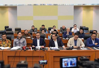 Wakil Ketua DPR RI Sufmi Dasco Ahmad dalam konferensi pers yang dihadiri oleh pimpinan Komisi I DPR dan perwakilan dari masing-masing fraksi yang digelar di Gedung Nusantara II DPR RI, Senayan, Jakarta, Senin (17/3/2025).