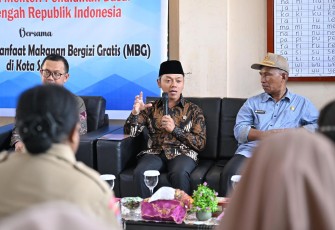 Wamendikdasmen, Fajar Riza Ul Haq dalam dialog dengan para guru dan kepala sekolah yang diselenggarakan di SD Negeri 24 Rufei, Kota Sorong, pada Sabtu (8/2).