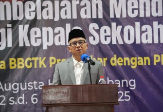 Wamendikdasmen Atip Latipulhayat saat menutup Pelatihan Pembelajaran Mendalam bagi Kepala Sekolah dan Guru Pendidikan Dasar di Bandung, Jawa Barat.
