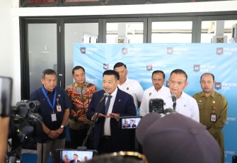Wamenko Polkam Lodewijk Freidrich Paulus di hadapan awak media usai menjadi pembicara pada Retret Kepala Daerah Gelombang II di Balairung Rudini, Kampus Institut Pemerintahan Dalam Negeri (IPDN) Jatinangor, Kabupaten Sumedang, Jawa Barat, Selasa (24/6/2025).