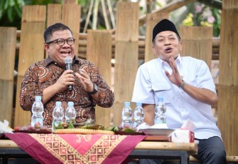 Wamenkop Ferry Juliantono (kanan) saat menghadiri Festival Pamer Kampung Kota dan peresmian Model Koperasi Perumahan, di Yogyakarta, Minggu (13/7).