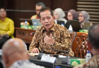 Wamenkop Ferry saat memimpin Rapat Koordinasi (Rakor) lintas Kementerian/Lembaga dan BUMN terkait Skema dan Mekanisme Pembiayaan Kopdes/ Kel Merah Putih di Jakarta, Jumat (22/08).