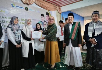 Wamenkop Farida Farichah saat pemberian modal kerja kepada Mitra Usaha Koperasi Berkah Ummat Al-Musyarrofah, Cianjur, Jawa Barat (Jabar), Kamis (4/12/2025).