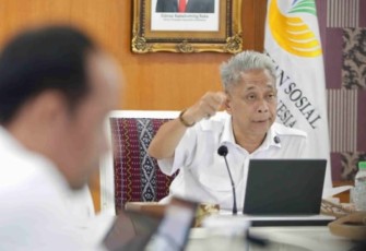 Wamensos Agus Jabo Priyono saat menerima audiensi Wali Kota dan Wakil Wali Kota Baubau, Yusran Fahim-Hamsina Bolu; Bupati dan Wakil Bupati Minahasa Tenggara, Ronal Kandoli-Fredy Tuda; Bupati Aceh Bireun, Mukhlis; serta Kepala Dinas Sosial Palu, Zuzik di Kantor Kemensos, Jakarta, Rabu (25/6/2025).