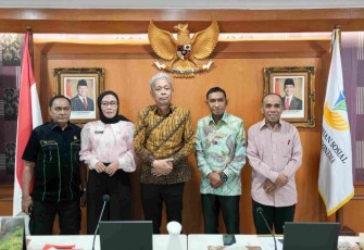 Wakil Menteri Sosial Agus Jabo Priyono saat menerima kunjungan Wali Kota Tual H. Yani Renuat, Ketua DPRD Kota Tual Aisa Renhoat, Bupati Banggai Kepulauan Rusli Moidady serta Sekretaris Daerah Kabupaten Parigi Moutong Zulfinasaran.