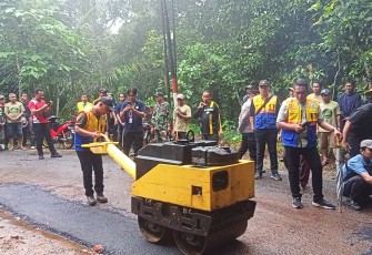 Gotong Royong Perbaiki Jalan Rusak Sepanjang 15 KM