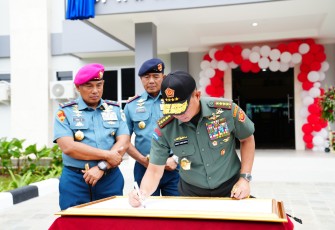 Panglima TNI Jenderal TNI Agus Subiyanto saat meresmikan Gedung Trisula Barak Siaga Detasemen Jalamangkara (Denjaka)