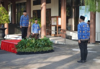 Sekretaris Daerah Kabupaten Trenggalek, Edy Soepriyanto, saat menjadi pembina upacara dalam rangka memperingati Hari Lahir Pancasila Tahun 2025 di Sekretariat Daerah Kabupaten Trenggalek, Senin (2/6/2025)