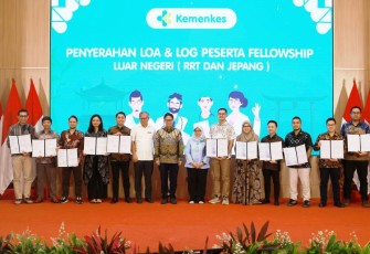 Menkes Budi Gunadi Sadikin foto bersama para dokter yang berangkat belajar di luar negeri, Senin (6/1/25)