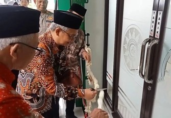 Sekertaris PP Muhammadiyah M. Izzul Muslimin saat potong pita peresmian klinik
