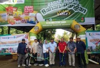 Wakil Wali Kota (Wawalkot) Depok, Chandra Rahmansyah menggunting pita sebagai simbolis pembukaan Pasar Murah Bahan Pangan yang berlangsung di RW 27 Perumahan Pesona Khayangan, Kecamatan Sukmajaya, Minggu (9/3)