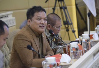 Anggota Komisi II DPR RI Edi Oloan Pasaribu saat RDP di Gedung Nusantara, DPR RI, Senayan, Jakarta, Selasa (11/02/2025).