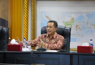 Kepala BSKDN Yusharto Huntoyungo saat memimpin Rapat Percepatan Pertumbuhan Ekonomi Daerah di Ruang Sidang Utama (RSU) Kantor Kemendagri pada Jumat, 3 Januari 2025. 