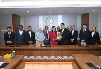 Wakil Ketua BKSAP DPR RI Ravindra Airlangga, saat menerima kunjungan delegasi Public Account Committee Parlemen Malaysia dalam pertemuan bertajuk "Friendly Talk" di Ruang Diplomasi, Lantai 6, Gedung Nusantara III DPR RI, Senayan, Jakarta, Selasa (14/1/2025).