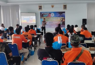 Puluhan driver ambulans se-Kabupaten Karanganyar mengikuti pelatihan intensif penanganan darurat kecelakaan lalu lintas, di Aula RS Jati Husada, Sabtu (27/12/2025).