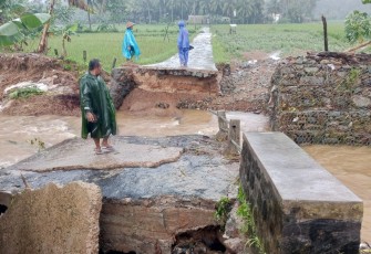 Kondisi jembatan yang terputus akibat banjir di Kabupaten Trenggalek, Jawa Timur, Minggu (29/6)