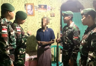 Warga Lakmanen Selatan Serahkan Senjata Api ke TNI