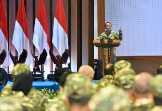 Menteri ESDM Bahlil Lahadalia saat memberikan materi retret pembekalan kepala daerah di Magelang, Kamis (27/2)