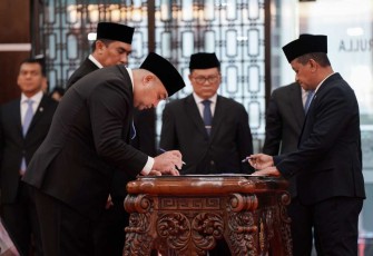 Menteri ESDM Bahlil Lahadalia saat melantik Dirjen Migas & Kepala BPMA di Jakarta, Kamis (16/1)