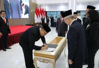 Wakil Menteri Agraria dan Tata Ruang/Wakil Kepala Badan Pertanahan Nasional (Wamen ATR/Waka BPN), Ossy Dermawan melantik Ketua dan Anggota Majelis Pembina dan Pengawas Pejabat Pembuat Akta Tanah (PPAT) Pusat (MPPP) serta Majelis Pembina dan Pengawas PPAT Wilayah (MPPW) dari berbagai provinsi