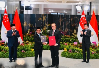 Memorandum of Understanding (MoU) terkait Zona Industri Berkelanjutan (Sustainable Industrial Zone) oleh Menteri ESDM Bahlil Lahadalia dan Menteri Energi dan Ilmu Pengetahuan & Teknologi Singapura Tan See Leng, disaksikan langsung oleh Presiden Republik Indonesia Prabowo Subianto, dan Perdana Menteri Singapura Lawrence Wong di Singapura, Senin (16/6) waktu setempat