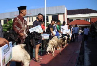 Penyerahan hewan kurban secara simbolis di halaman Mapolres Karanganyar, Jumat (6/6/2025)