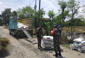 Anggota TNI Kodim Ponorogo Sukseskan Sergab Sejahterakan Petani 
