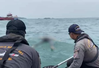 Bakamla RI saat Evakuasi Jenazah yang Mengapung di Perairan Cilegon
