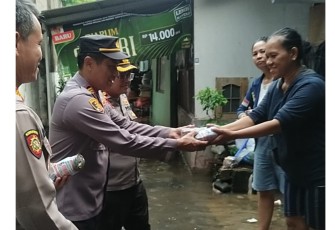 Kapolsek Kebon Jeruk, Kompol Nur Aqsha Ferdianto, didampingi Wakapolsek AKP Subartoyo, mereka memastikan kondisi warga terdampak serta memberikan bantuan yang dibutuhkan, Selasa (4/3/2025)