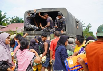 Satgas Gulbencal Kodaeral I, TNI AL melaksanakan penyaluran sembako dan makanan kepada warga di sejumlah desa yang terdampak banjir di wilayah Kabupaten Aceh Tamiang, Sabtu (13/12).