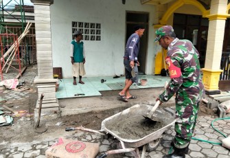 Anggota TNI Kodim Ponorogo Ikut Pasang Keramik