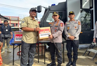 Kapolri Jenderal Listyo Sigit Prabowo meninjau posko pengungsian bencana alam di wilayah Aceh Tamiang, Kamis (11/12/2025). Dalam kesempatan itu, Sigit menyalurkan bantuan untuk masyarakat