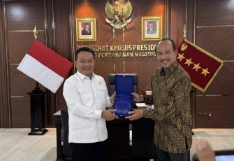 Jenderal TNI (Purn) Prof. H. Dudung Abdurahman SE, MM (kiri) selaku Penasihat Khusus Presiden bidang Pertahanan Nasional.
