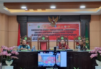 Ketua PN Bitung saat memimpin rapat evaluasi E-Berpadu