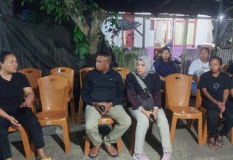 Dandim 1310/Bitung, Letkol Czi Hanif Tupen, S.T.M.I.P bersama istri tercinta saat berkunjung di rumah duka korban pembantaian Yahukimo, Papua