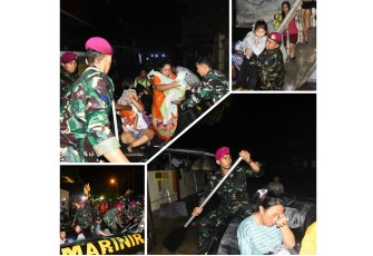 Prajurit Yonmarhanlan VIII Bitung saat melakukan evakuasi terhadap warga yang terdampak banjir di kelurahan Ternate, kecamatan Singkil, Kota Manado